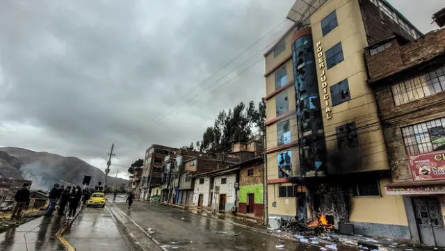 daños. Sede del Poder Judicial fue incinerada en protesta.