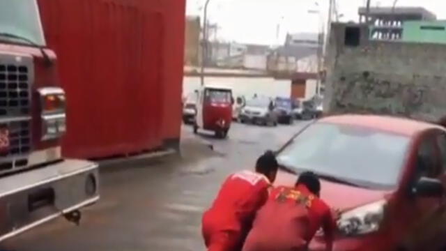 Bomberos no pueden atender emergencia por auto mal estacionado| VIDEO