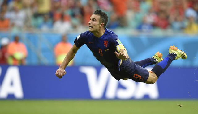 El neerlandés Robin Van Persie le anotó un inolvidable gol de palomita a España por la fase de grupos del Mundial 2014. Foto: AFP.