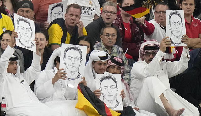 Hinchas locales recordaron acusaciones de racismo a la selección alemana después de sus protestas contra el país sede. Foto: AFP