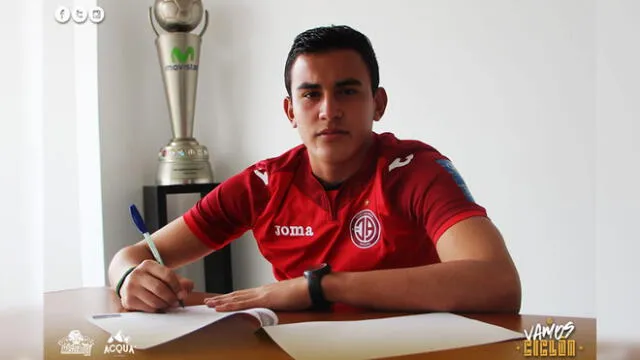 Arquero juvenil firma contrato profesional con Juan Aurich