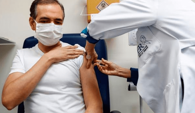 Un hombre recibe una dosis durante los ensayos de la vacuna contra la COVID-19. Foto: EFE