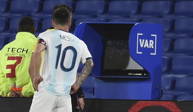 El VAR anuló el gol a Lionel Messi en el segundo tiempo del partido entre Argentina y Paraguay. Foto: ESPN