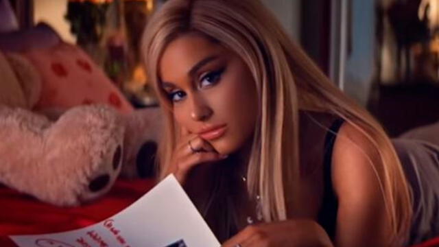 Fans de Ariana Grande aseguran que la cantante se hizo cirugías plásticas para aparecer en la portada de “Vogue” 
