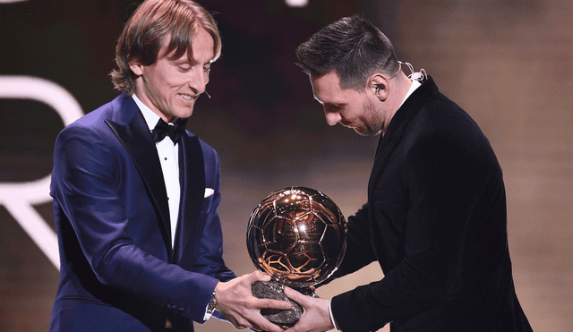 Luka Modric y Lionel Messi durante la gala del Balón de Oro. Foto: AFP