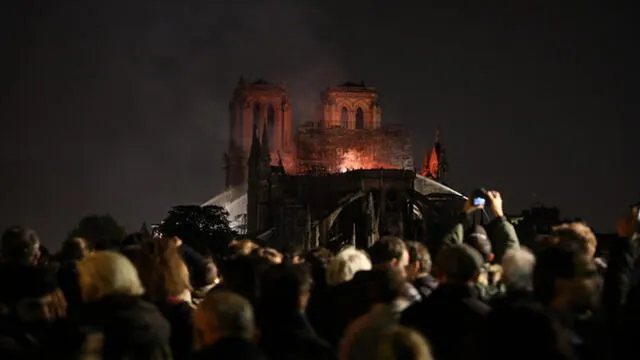 Llamas, humo y lágrimas: catedral de Notre Dame se tambaleó ante los ojos de París