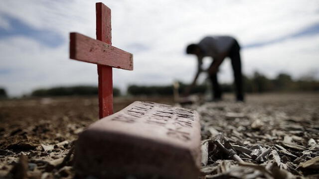 Cavaba una tumba para su hija y halló a una bebé enterrada con vida