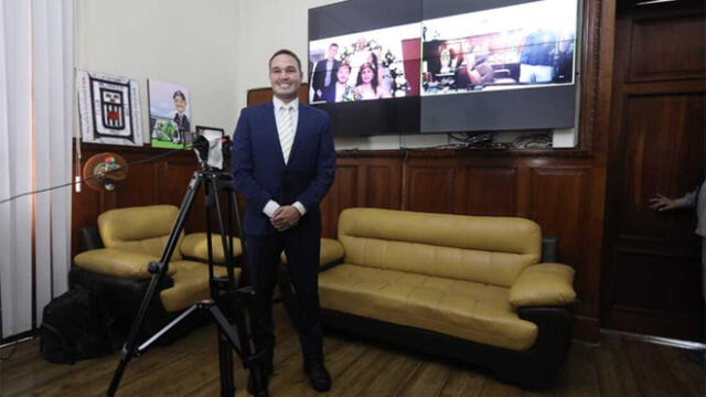 George Forsyth vistió de gala para realizar el primer matrimonio civil virtual. Créditos: Jorge Cerdan /La República.