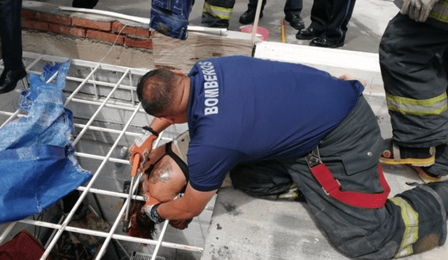 Se requirió la presencia de los Bomberos para rescatar a la mujer. Foto: Facebook.