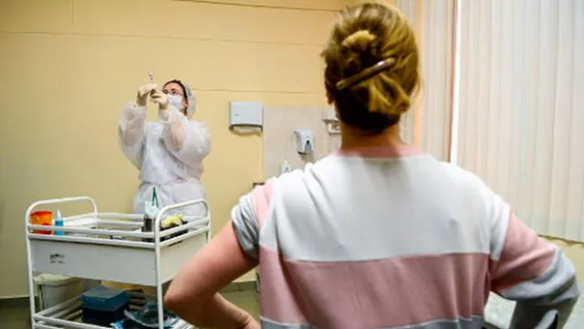 Una enfermera procede a la vacunación contra la enfermedad de la COVID-19 con la vacuna Sputnik V. Foto: AFP