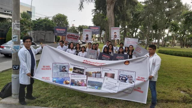 Médicos egresados realizaron una marcha nacional para exigir mejoras en el Serums
