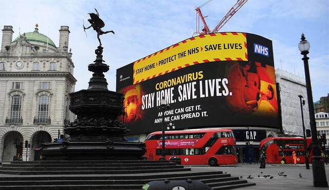 Una pantalla muestra una campaña gubernamental que alerta sobre el coronavirus, cerca de Piccadilly Circus, el miércoles en Londres, Reino Unido. Foto: EFE