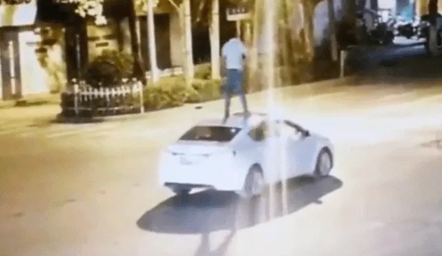 YouTube: Sujeto viaja parado en el techo de su auto y todo termina mal para él [VIDEO]