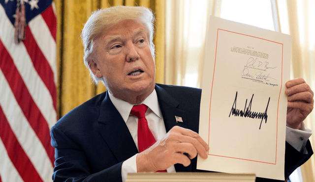 Donald Trump firma su anunciada reducción de impuestos 