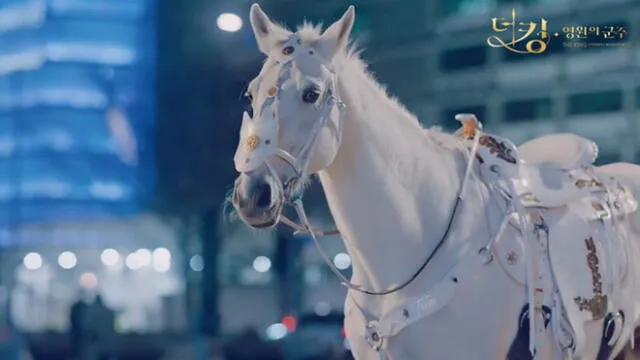 Desliza para ver más fotos de Lee Min Ho y el caballo Maximus de The king: Eternal monarch.