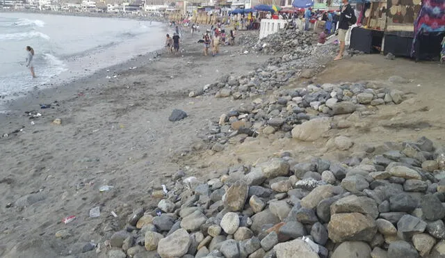 Huanchaco ha ido perdiendo sus amplias playas por la erosión costera. Foto: La República