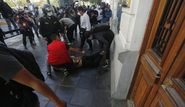 Siguen las protestas y detenidos de prensa. Foto: Marco Cotrina / La República