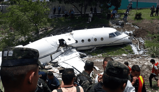 Avión se desvió de pista de aterrizaje y se partió en dos en Honduras [VIDEO]