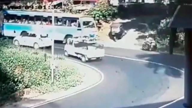 Niño cae desde auto en pleno movimiento y se salva de ser atropellado [VIDEO]