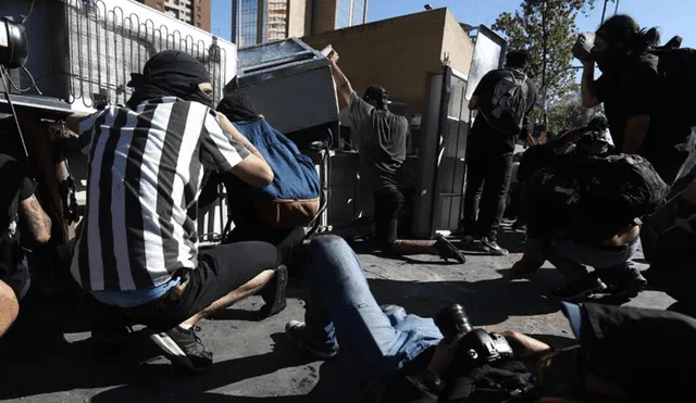 Las fotos que muestran la violencia y caos que impera en Chile. Fotos: Jorge Cerdán.
