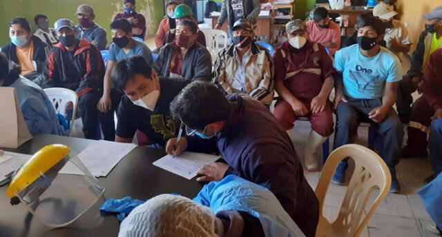 Trabajadores de Salud les tomaron pruebas a los trabajadores en sus instalaciones ubicadas en Cerro Colorado. Foto: Gerencia de salud.
