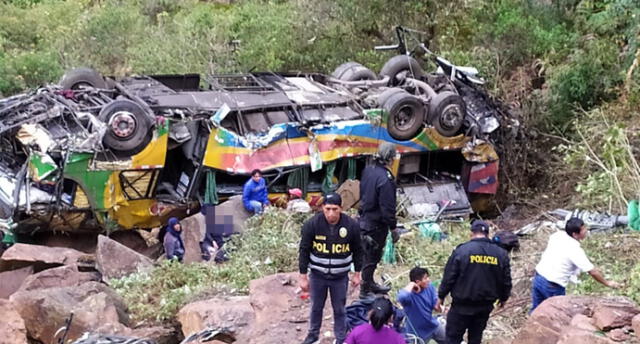 Cusco: 10 muertos y 14 heridos deja despiste de bus a abismo de 100 metros