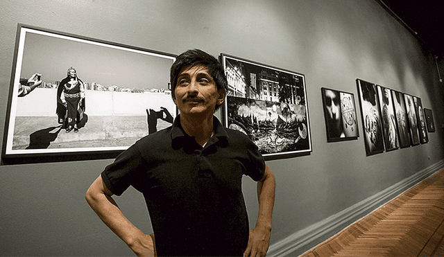 El fotógrafo. Luis Sergio, en el museo, junto a sus imágenes.