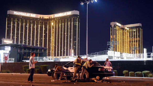 La policía de Las Vegas en alerta alrededor del hotel de donde un frantirador disparó contra una multitud que asistía a un concierto, el 1 de octubre de 2017, en un hotel de Las Vegas, Nevada.