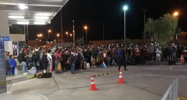 Peruanos varados en Arica lograron cruzar la frontera.