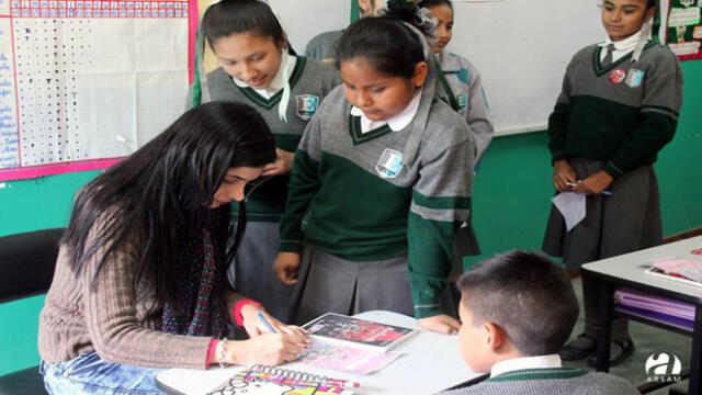 Escritora peruana difunde el hábito de la lectura en colegios de Lima 