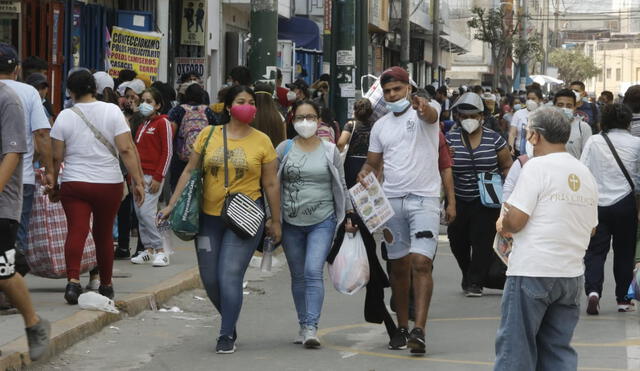 Diferentes personas acuden al centro comercial sin cumplir las medidas sanitarias. Foto: Antonio Melgarejo / La República
