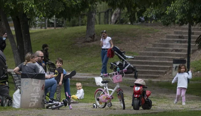 Autoridades de Interior de España aseguran que se cumplieron las medidas de seguridad sanitarias durante la salida de niños a las calles. Foto: El País.