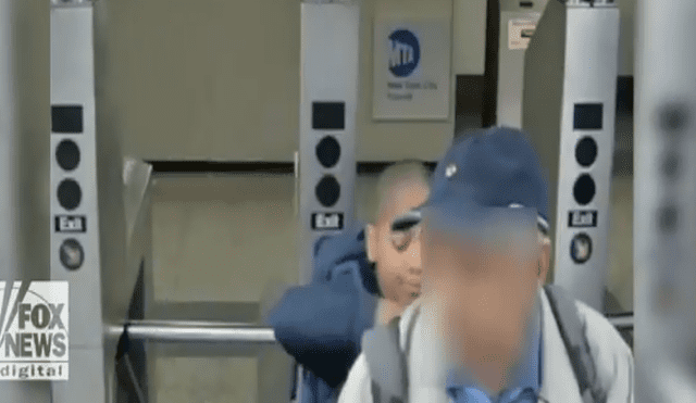 Niño se hace pasar por policía para robarle a un ciego en estación del tren [VIDEO]