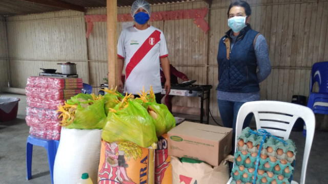 La alcaldesa entregó los víveres a los líderes locales a cargo de los comedores populares. Foto: Municipalidad de Huarochirí.