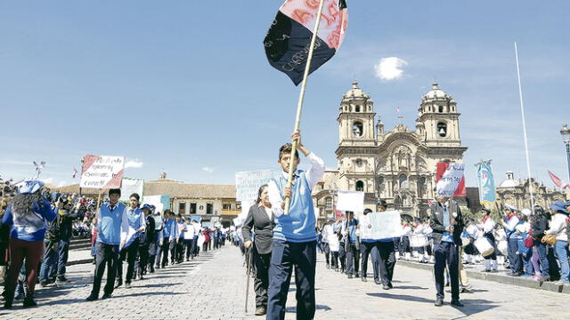 Estudiantes de Cusco y Puno desfilaron contra la corrupción en el Poder Judicial 