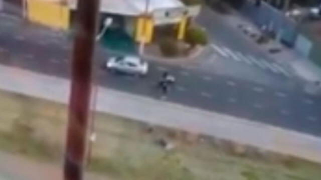 Delincuente sufre brutal agresión por el dueño de la moto que robó [VIDEO]