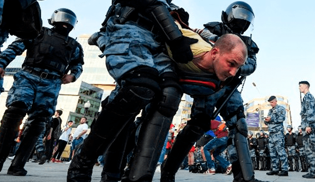 Policía rusa detuvo a manifestantes en Moscú. Foto: AFP