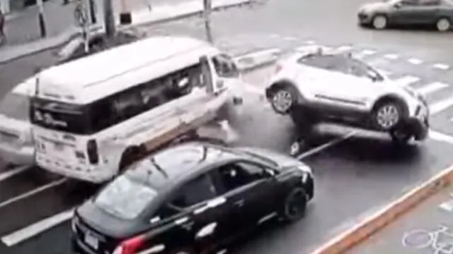 Tras chocar el auto particular, el conductor de combi avanzó algunos metros más y luego fuga a pie. (Foto: Captura de video / ATV Noticias)