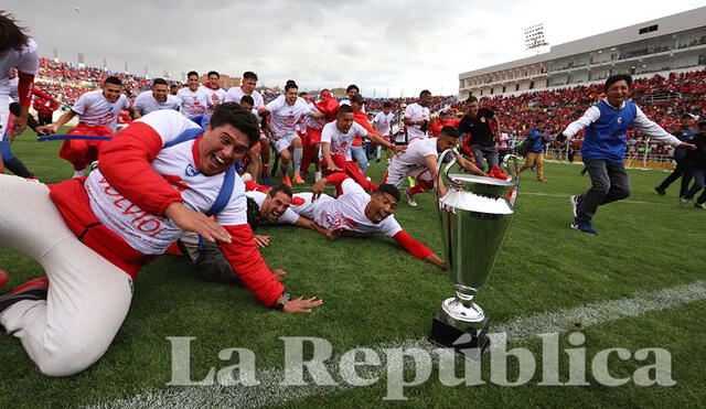 Como en el 2004, Cienciano levantó nuevamente un trofeo, esta vez el de la Liga 2.