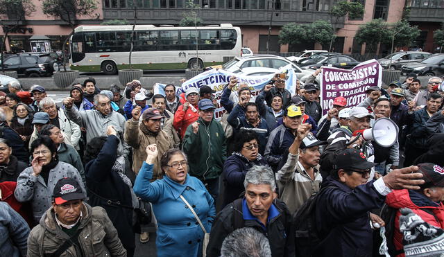 Ex trabajadores despedidos del gobierno de Fujimori, protestan en los exteriores del Congreso [FOTOS]