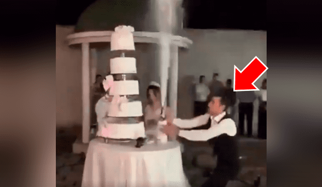 Un mozo pasó la verguenza de vida en Facebook al ser captado protagonizando un terrible accidente luego de destapar una botella de champagne en plena boda.