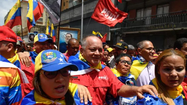 Diosdado Cabello acompaña a los adeptos al Gobierno de Venezuela en la marcha. Foto: AFP.