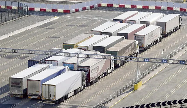 Camiones esperan transbordadores en Dover