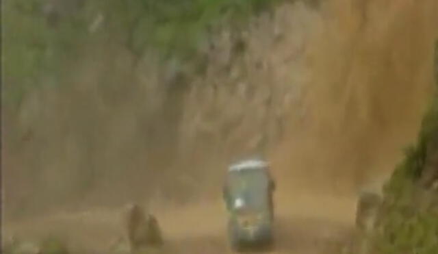 Huarochirí: arriesgada maniobra de conductor cerca al deslizamiento de un huaico 
