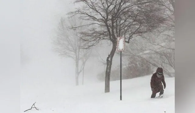 Una persona camina por la nieve caída en Buffalo, al norte del estado de Nueva York. Foto: EFE