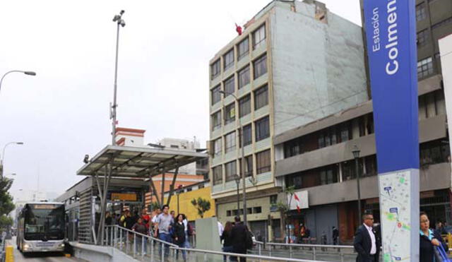 Metropolitano: Jóvenes quedan abandonados en una estación a la espera de un bus [VIDEO]