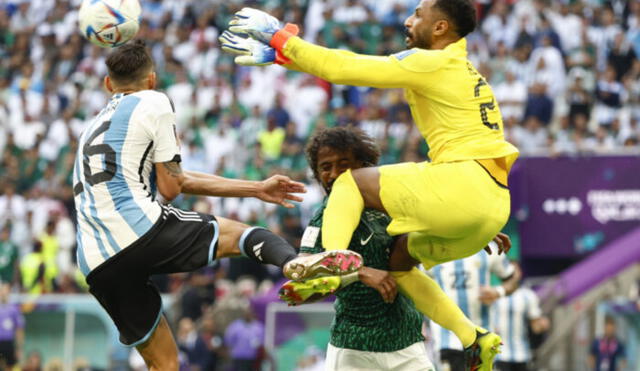 Yasser Al-Shahrani sufrió una lesión durante el partido contra Argentina y no seguirá en el mundial. Foto: EFE