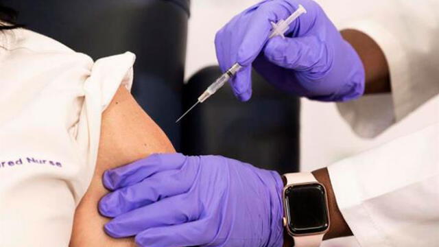 Stephanie Cal, una enfermera del Centro Médico Judío de Long Island, fue la primera en vacunarse contra la COVID-19 con la vacuna Pfizer. Foto: EFE