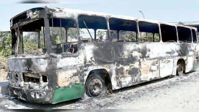 Trujillo: extorsionadores queman ómnibus de empresario por negarse a pagar cupos