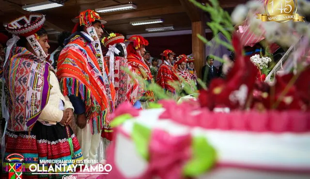 Parejas contraen matrimonio luciendo trajes tradicionales de Cusco